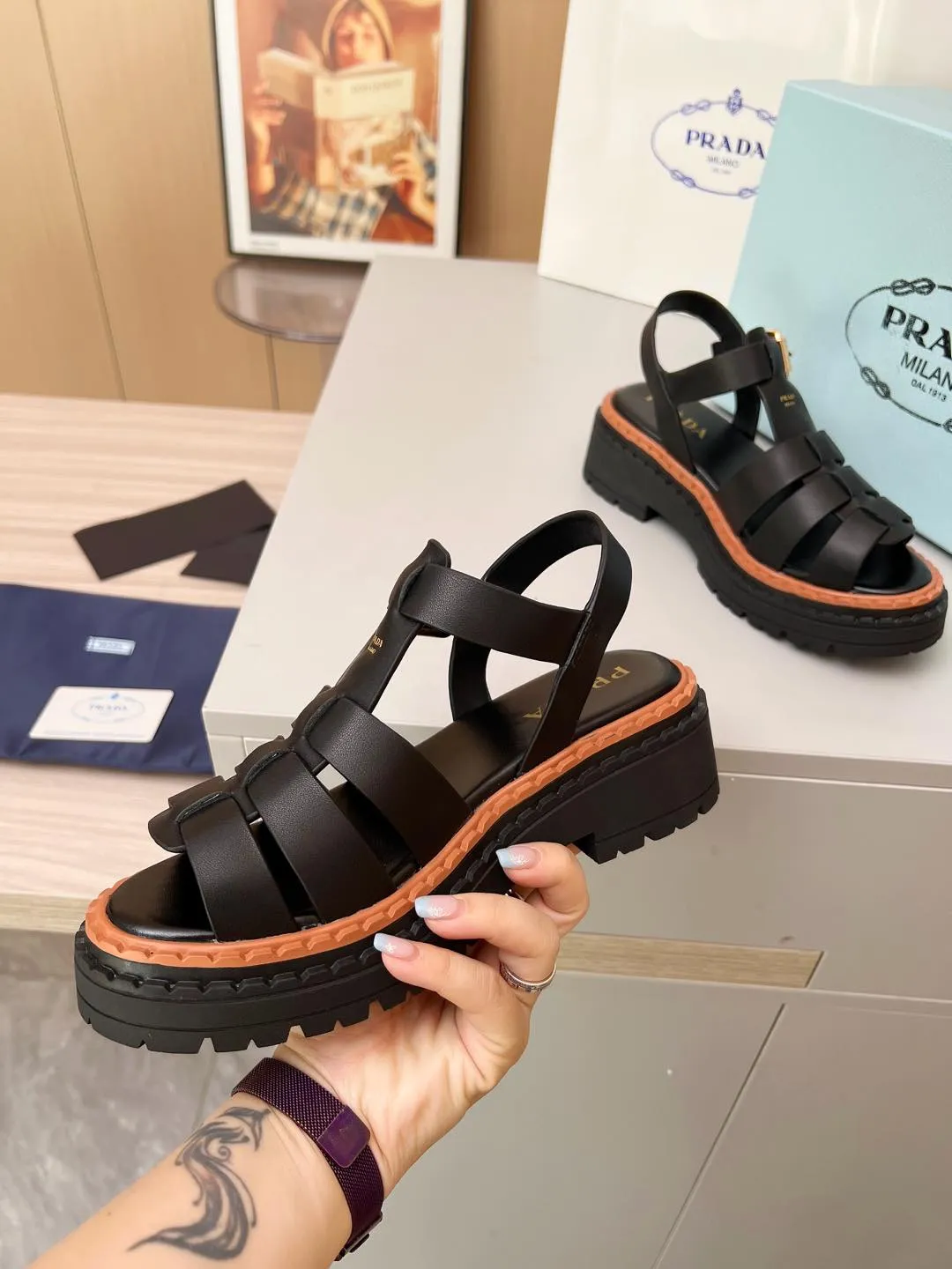👟👟Ex-factory price 420👟👟 PRADA/Prada 25ss new spring and summer sandals. The simple design is probably the most popular thing about it. It is not the kind that is found on the street. It has its own brand personality. The fabric is made of calfskin and the lining is mixed sheepskin. Heel height: 4.5cm Size: #35-41 (35 41 custom-made is not returnable)